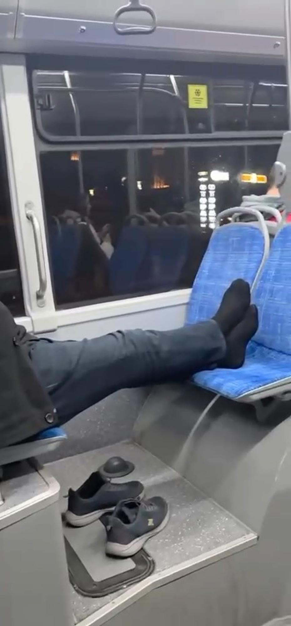 Otobüste Rahatlığı Zirveye Taşıyan An: Ayakkabılarını Çıkartıp Koltuğa Uzandı