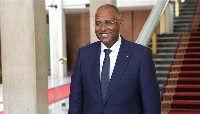 O ülke şokta! Başbakan görevden alındı, hükümet feshedildi!