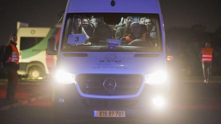 Gazze’de geçici ateşkes ‘müzakerelerin devamı için’ bir gün daha uzadı