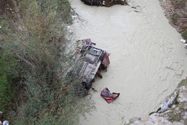 hafif-ticari-araç-gediz-nehri-uctu-3-olu_6471_dhaphoto2