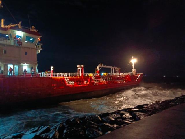 photo-fırtına-istanbul'da-gemi-açıkta-karaya oturdu-zeytinburnu-1_5314_dhaphoto1