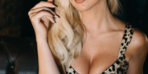 Hadise'nin geniş yırtmaçlı yeşil elbisesi günün şıklığıydı!