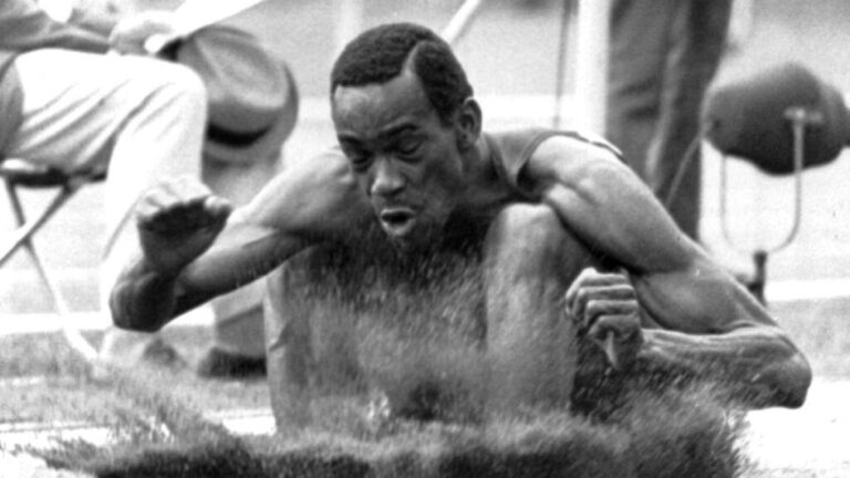 1968 Olimpiyatları’nda uzun atlama rekoru kıran Bob Beamon’ın altın madalyası 441 bin dolara satıldı