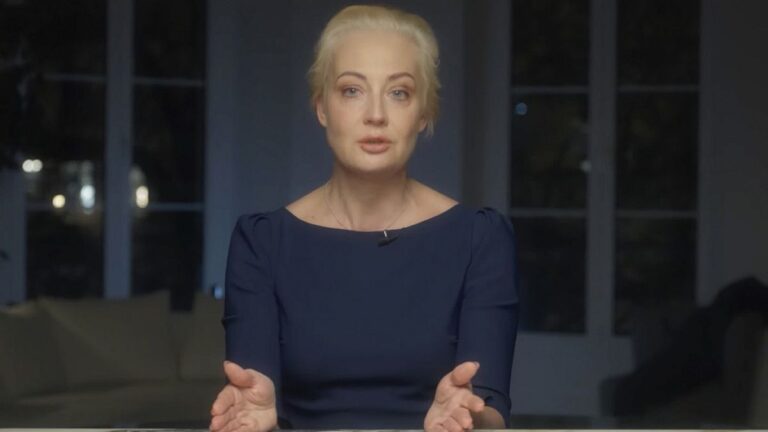 Navalni’nin eşinden Putin’e tepki: Kocamın cesedine yapılanı hiçbir gerçek Hristiyan yapmaz