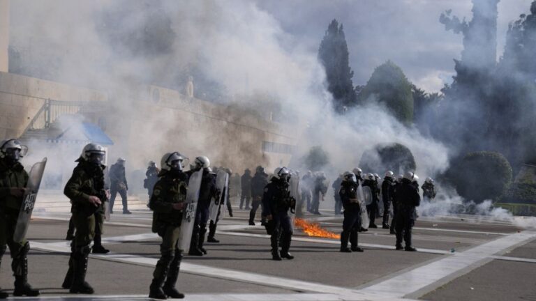 Özel üniversite karşıtı Yunan öğrenciler polisle çatıştı