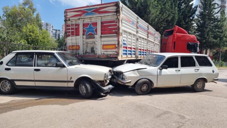 Adana’da freni tutmayan tır park halindeki araçlara çarparak durabildi