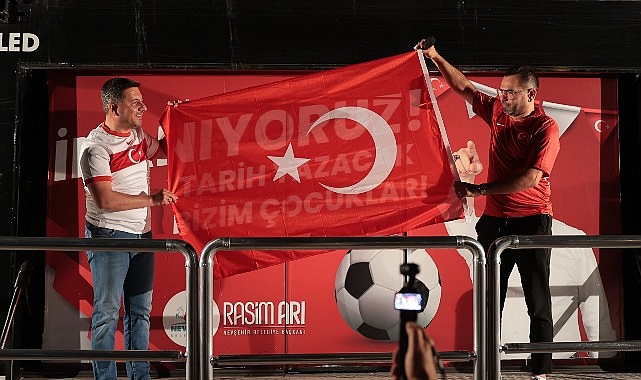 Nevşehir Belediye Başkanı Rasim Arı da maçı vatandaşlarla birlikte izledi. – GÜNDEM