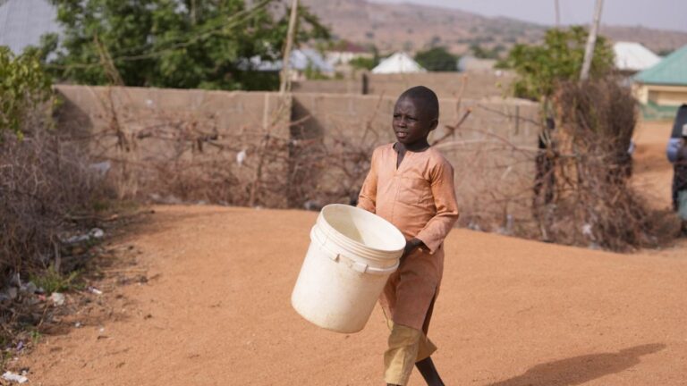 Yarım milyar çocuk, atalarının yaşadığından sıcak bir dünyada yaşıyor
