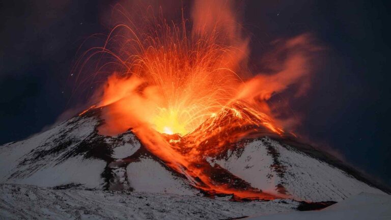 Etna Yanardağı patladı, Katanya Havalimanı uçuşlara kapatıldı