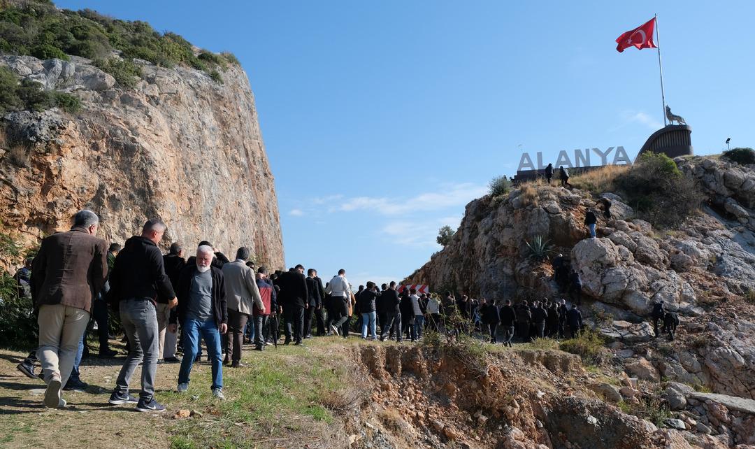 ÇOCUK HEYKELİNİN ALANYA'YA KALDIRILMASI_450329_132947