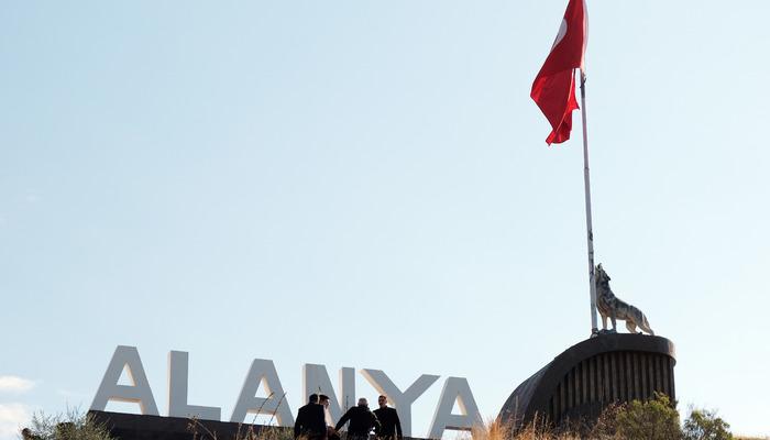 Alanya'da “bayraklı boz kurt heykeli” tartışması: MHP'liler tepki gösterdi, belediyeden açıklama geldi
