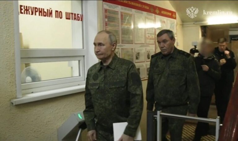 Putin, Ukrayna Ordusu ile çatışmaların askeri üniforma ile devam ettiği Kursk bölgesine geldi: Son Dakika Dünya Haberleri