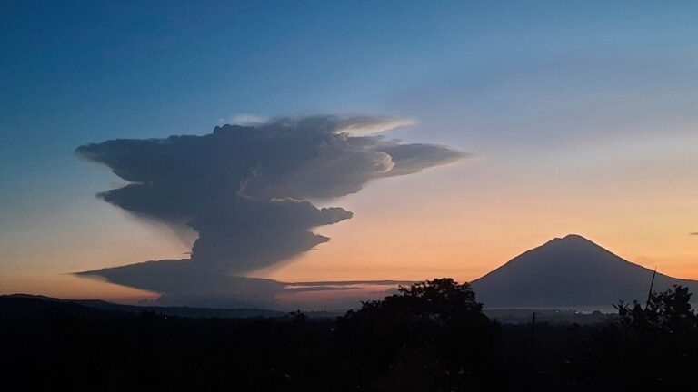 Video. Endonezya'da patlayan yanardağ, külü 10.000 metre yükseklikte püskürttü