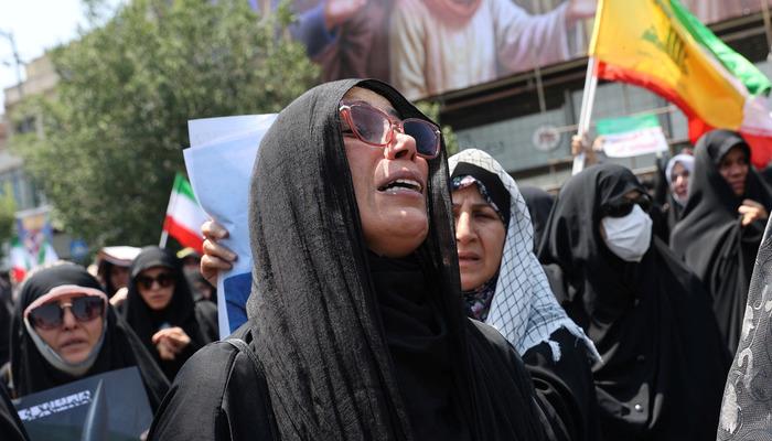 İsrail saldırılarından sonra İran'da kaos artıyor! İnsanlar şehirlerden ayrılıyor: bankalarda ve yakıt istasyonlarında uzun kuyruklar …