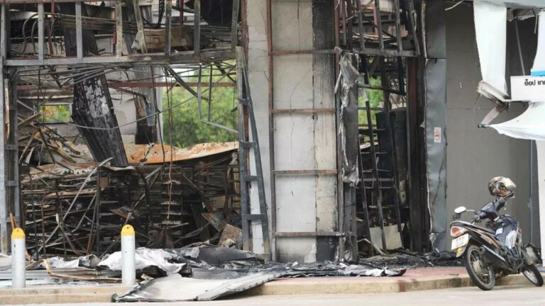 Tayland, Kamboçya yoğunlaşan, sekiz sınır bölgesi sıkıyönetim ilan etti