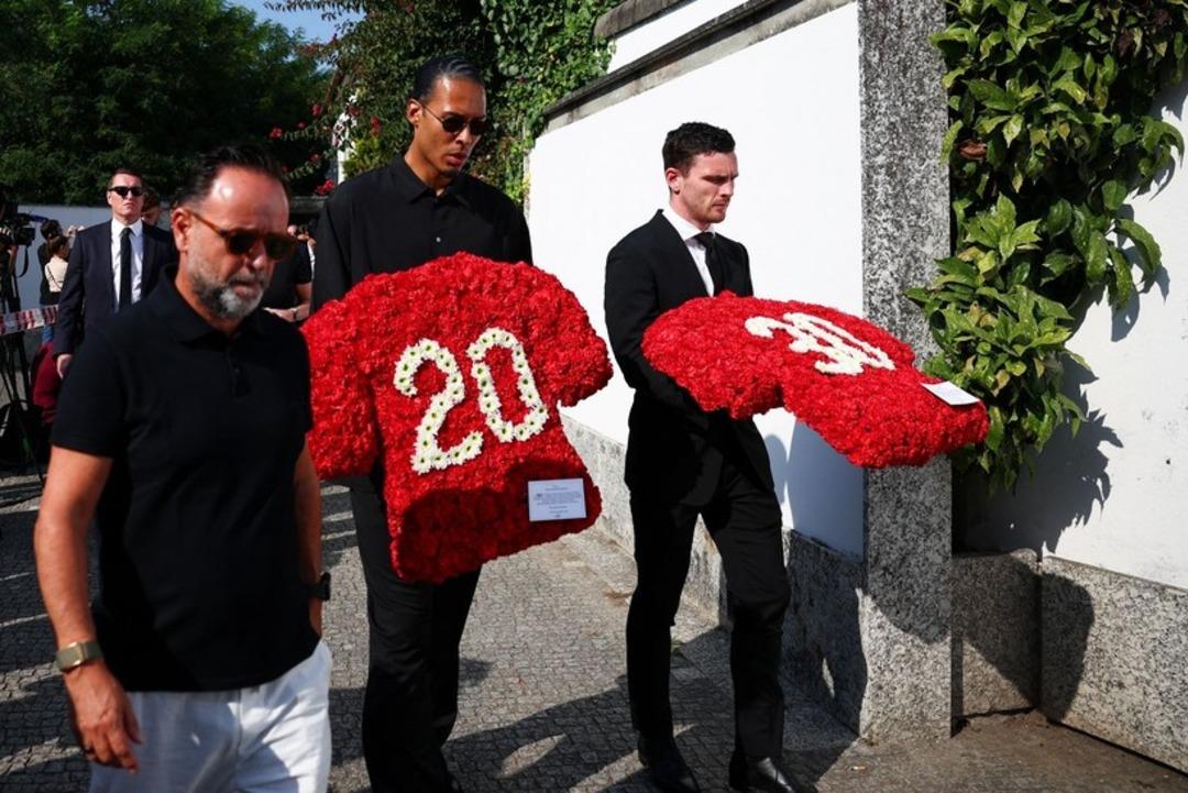 Portekiz'de Cristiano Ronaldo Depremi! Jota'nın cenazesine katılmadı ... arkadaşları ağlarken denize girdi 5