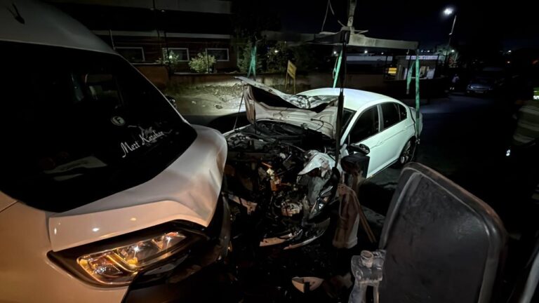 Araba Kocaeli'de bir servis minibüsüyle çarpıştı: 10 yaralı