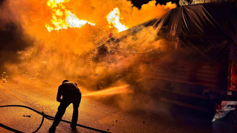 Çorum'da çöp yüklü kamyon alevler yakıldı! – Türkiye haberlerini kırmak