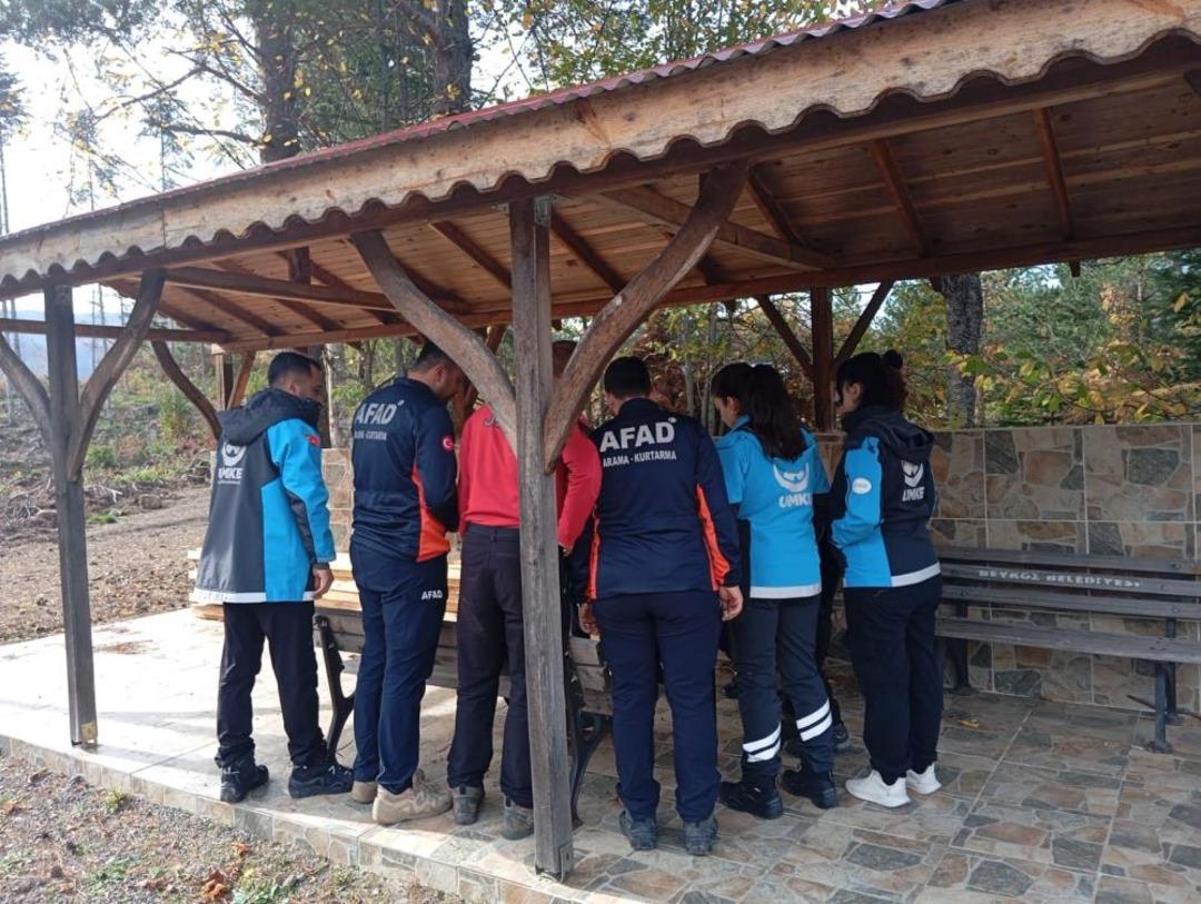 Oğluyla birlikte kaybolan kadının telefon sinyalinin geldiği bölgede arama çalışmaları sürüyor.