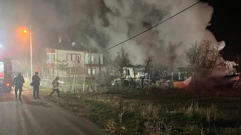 Komşular, engelli kardeşleri tehlikeden kurtardı